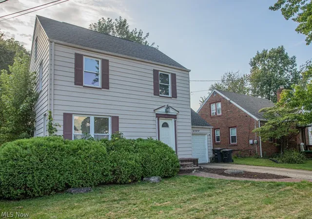 Photo 2 of Single family home for sale at 888 Trumbull Ave Se, Warren, OH 44484 | MLS# 5238062 | Listing updated on 2026-09-09