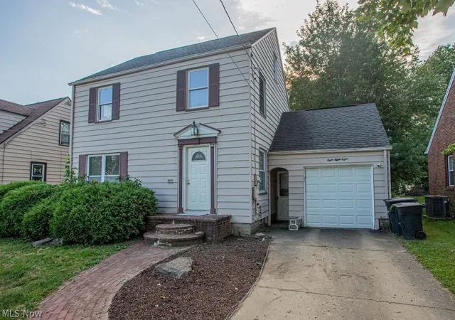 Photo 2 of Single family home for sale at 888 Trumbull Ave Se, Warren, OH 44484 | MLS# 5238062 | Listing updated on 2026-10-07