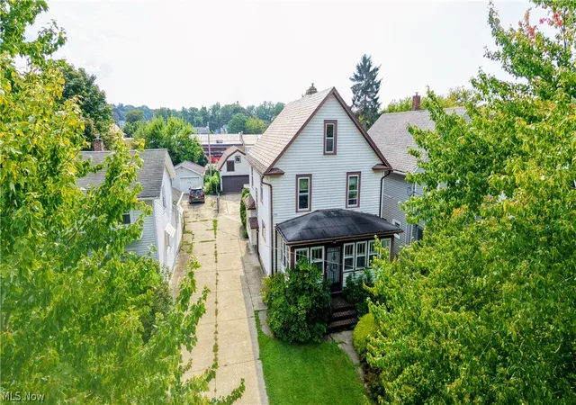 Photo 2 of Single family home for sale at 132 Grove Dr, Ashtabula, OH 44004 | MLS# 5241924 | Listing updated on 2026-09-14