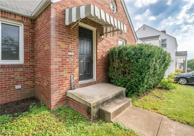 Photo 2 of Single family home for sale at 1209 Spangler Rd Ne, Canton, OH 44714 | MLS# 5242030 | Listing updated on 2026-09-23
