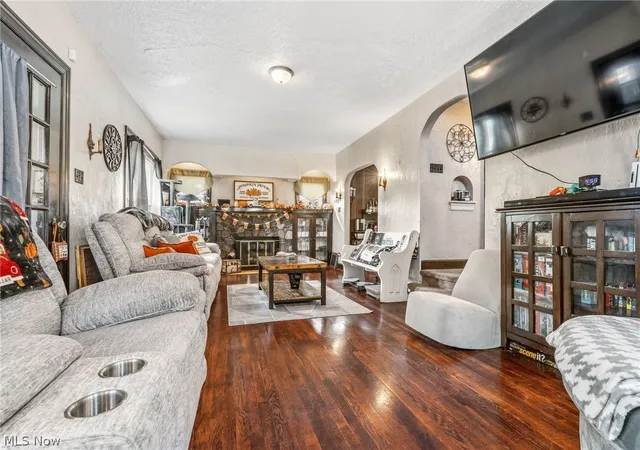 Photo 4 of Sale Pending at 2409 Lake Rd Blvd NW, Canton, OH 44708 | MLS# 5241687 | Listing updated on 2026-09-13