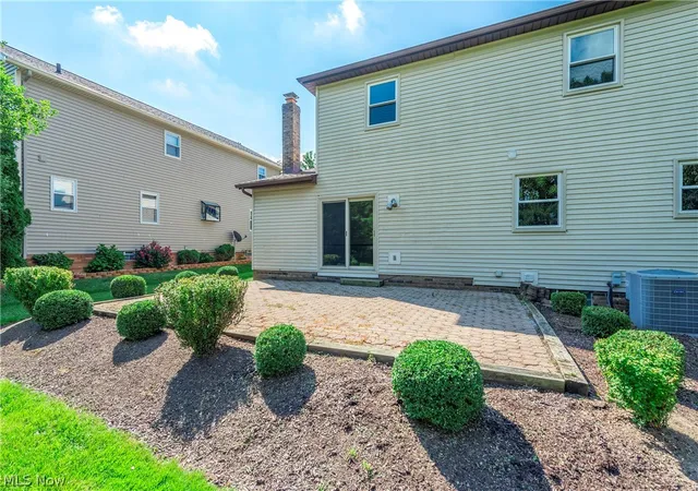 Photo 4 of Sale Pending at 6200 Ely Vista Dr, Cleveland, OH 44129 | MLS# 5242039 | Listing updated on 2026-09-14