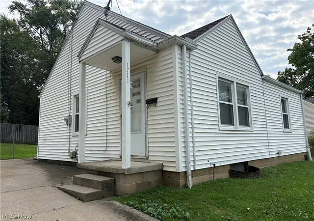 Photo 2 of Sale Pending at 1711 Evergreen Ave, Akron, OH 44301 | MLS# 5242100 | Listing updated on 2026-09-11