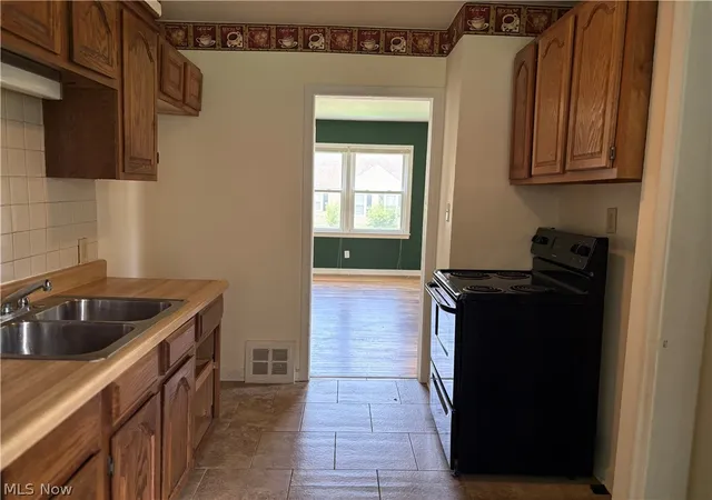 Photo 4 of Sale Pending at 1711 Evergreen Ave, Akron, OH 44301 | MLS# 5242100 | Listing updated on 2026-09-11