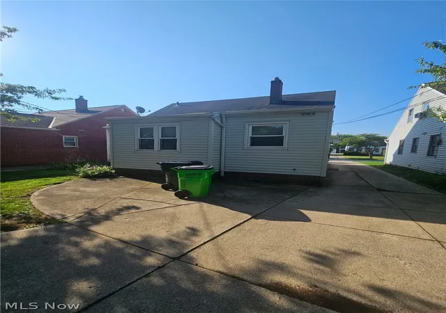 Photo 4 of Single family home for sale at 4237 Stonehaven Rd, Cleveland, OH 44121 | MLS# 5241916 | Listing updated on 2026-09-13