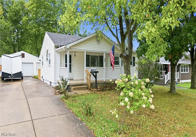 Single family home for sale at 682 Burdie Dr, Hubbard, OH 44425 | MLS# 5242212