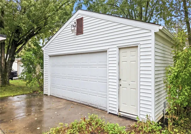 Photo 3 of Single family home for sale at 682 Burdie Dr, Hubbard, OH 44425 | MLS# 5242212 | Listing updated on 2026-10-01