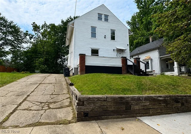 Photo 1 of Single family home for sale at 804 Beardsley St, Akron, OH 44311 | MLS# 5242013 | Listing updated on 2026-09-14