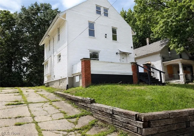 Photo 2 of Single family home for sale at 804 Beardsley St, Akron, OH 44311 | MLS# 5242013 | Listing updated on 2026-09-14