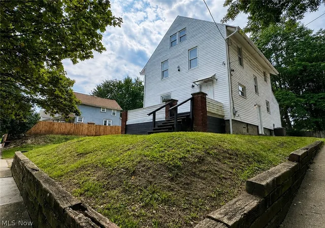 Photo 3 of Single family home for sale at 804 Beardsley St, Akron, OH 44311 | MLS# 5242013 | Listing updated on 2026-09-14