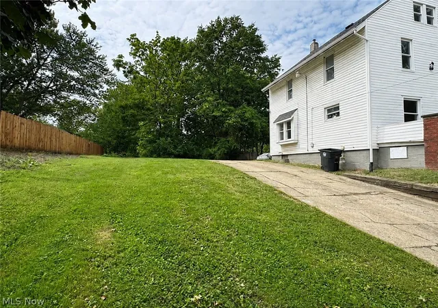 Photo 3 of Single family home for sale at 804 Beardsley St, Akron, OH 44311 | MLS# 5242013 | Listing updated on 2026-09-14