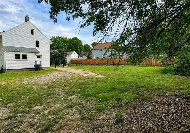 Photo 4 of Single family home for sale at 804 Beardsley St, Akron, OH 44311 | MLS# 5242013 | Listing updated on 2026-09-14