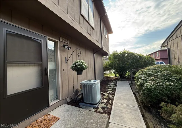 Photo 3 of Condo for sale at 7569 Creekwood Dr #21D, North Royalton, OH 44133 | MLS# 5237001 | Listing updated on 2026-09-21