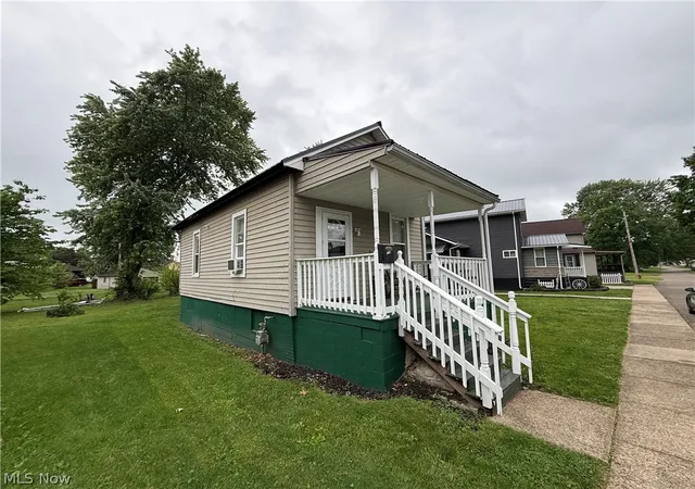 Photo 3 of Single family home for sale at 208 W 1st Street, Uhrichsville, OH 44683 | MLS# 5241894 | Listing updated on 2026-09-28