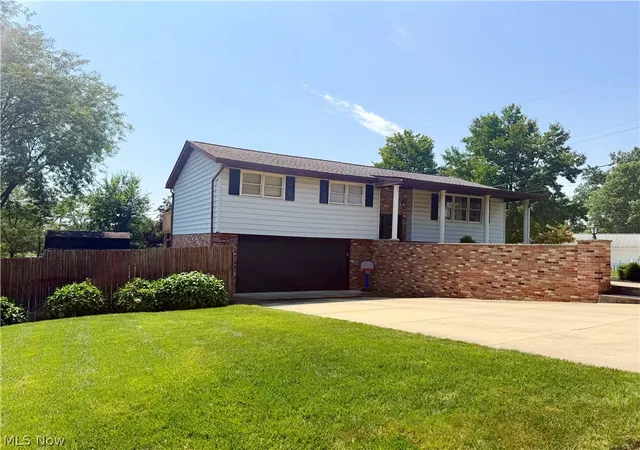 Photo 3 of Single family home for sale at 312 Donahey Ave Ne, New Philadelphia, OH 44663 | MLS# 5242320 | Listing updated on 2026-09-07