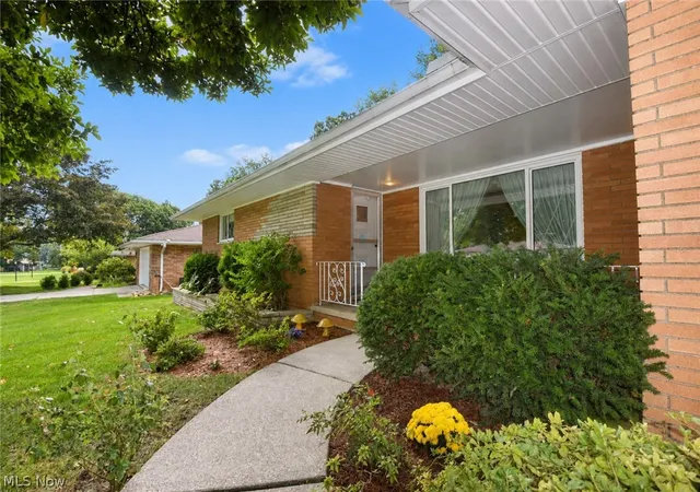 Photo 2 of Single family home for sale at 1634 Parkview Dr, Seven Hills, OH 44131 | MLS# 5242348 | Listing updated on 2026-10-04