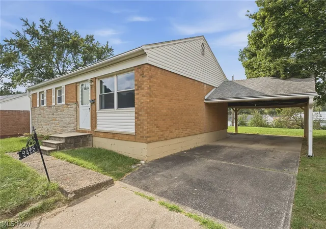 Photo 3 of Single family home for sale at 2425 Regentview St Ne, Canton, OH 44705 | MLS# 5240847 | Listing updated on 2026-09-04