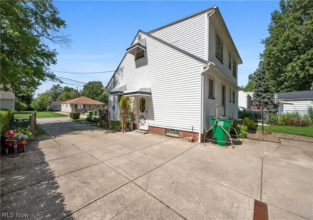 Photo 3 of Single family home for sale at 265 E 317th Street, Willowick, OH 44095 | MLS# 5239745 | Listing updated on 2026-09-04