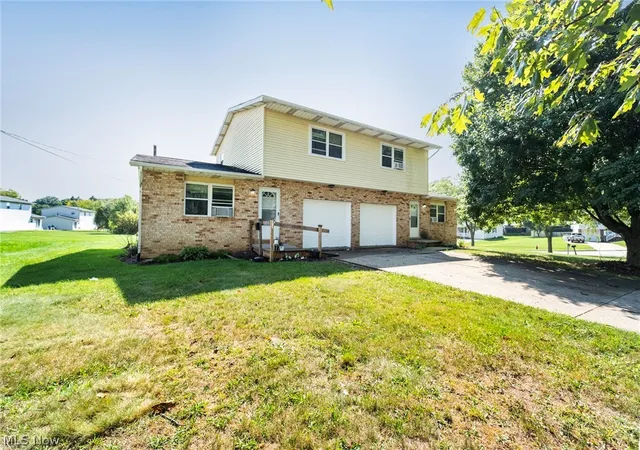 Photo 2 of Sale Pending at 1861 Cloveridge Dr, Orrville, OH 44667 | MLS# 5239921 | Listing updated on 2026-09-06