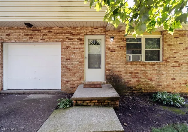 Photo 3 of Sale Pending at 1861 Cloveridge Dr, Orrville, OH 44667 | MLS# 5239921 | Listing updated on 2026-09-06