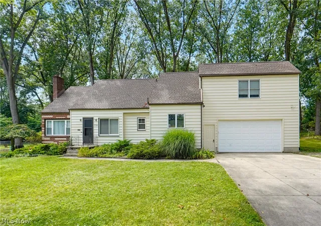 Photo 2 of Single family home for sale at 3504 Lakeview Blvd, Stow, OH 44224 | MLS# 5242485 | Listing updated on 2026-10-05