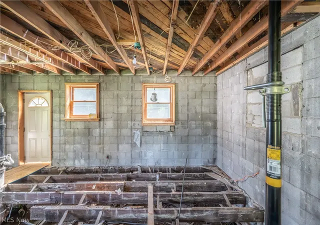 Photo 3 of Single family home for sale at 1090 N River Rd NE, Warren, OH 44483 | MLS# 5242288 | Listing updated on 2026-09-04