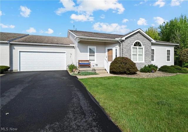 Photo 2 of Condo for sale at 21 Abbington Dr Nw, Warren, OH 44481 | MLS# 5242249 | Listing updated on 2026-09-09