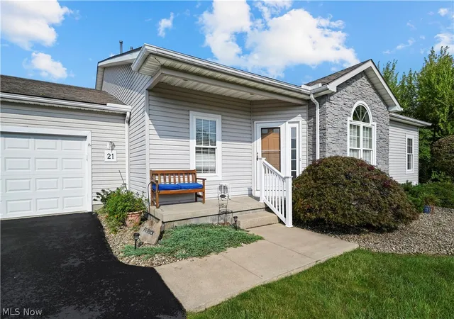 Photo 3 of Condo for sale at 21 Abbington Dr Nw, Warren, OH 44481 | MLS# 5242249 | Listing updated on 2026-09-09