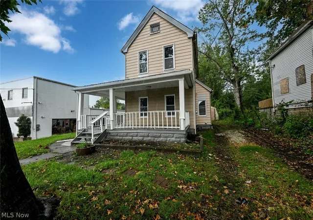 Photo 3 of Single family home for sale at 906 E Buchtel Ave, Akron, OH 44305 | MLS# 5242399 | Listing updated on 2026-09-04