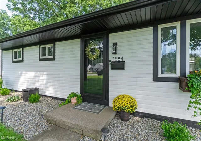 Photo 2 of Sale Pending at 1584 Ridgewood Dr, Salem, OH 44460 | MLS# 5241814 | Listing updated on 2026-09-09