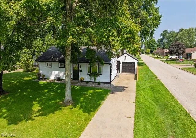 Photo 3 of Sale Pending at 1584 Ridgewood Dr, Salem, OH 44460 | MLS# 5241814 | Listing updated on 2026-09-09