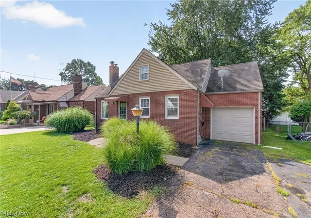 Photo 2 of Single family home for sale at 708 33rd Street Ne, Canton, OH 44714 | MLS# 5242585 | Listing updated on 2026-10-02