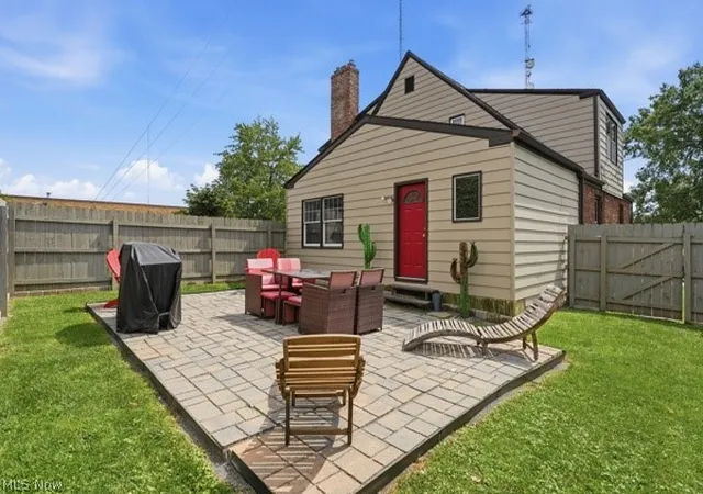 Photo 2 of Sale Pending at 4038 Sunset Blvd, Youngstown, OH 44512 | MLS# 5242505 | Listing updated on 2026-09-06