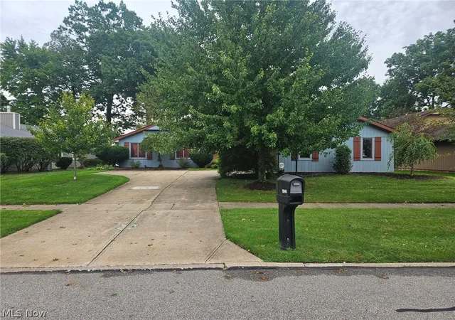 Photo 2 of Sale Pending at 1240 Surfside Cir, Aurora, OH 44202 | MLS# 5242628 | Listing updated on 2026-09-05