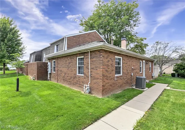 Listing Photo 4 - Condo for sale in building located at 3807 Circlewood Ct, Cleveland, OH 44126 - Unit #C-109