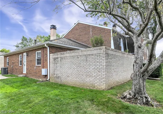 Listing Photo 5 - Condo for sale in building located at 3807 Circlewood Ct, Cleveland, OH 44126 - Unit #C-109
