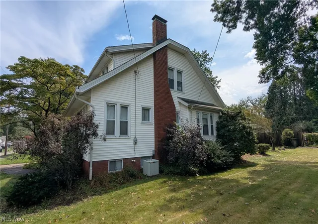 Photo 2 of Sale Pending at 1611 Byron Ave Sw, Massillon, OH 44647 | MLS# 5242153 | Listing updated on 2026-09-11