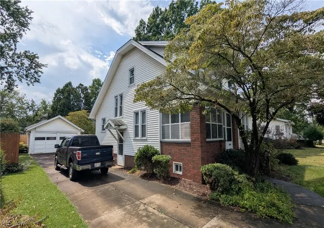 Photo 3 of Sale Pending at 1611 Byron Ave Sw, Massillon, OH 44647 | MLS# 5242153 | Listing updated on 2026-09-11
