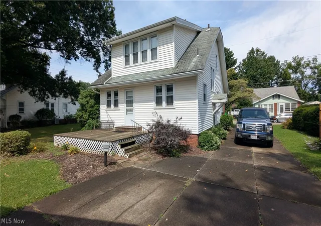 Photo 4 of Sale Pending at 1611 Byron Ave SW, Massillon, OH 44647 | MLS# 5242153 | Listing updated on 2026-09-11