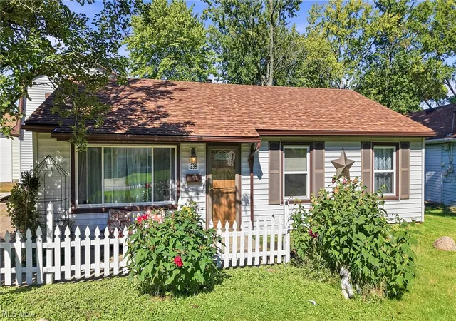 Photo 3 of Single family home for sale at 238 Marcia Dr, Youngstown, OH 44515 | MLS# 5242770 | Listing updated on 2026-09-15