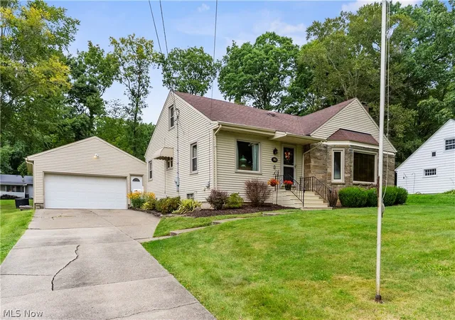 Photo 3 of Sale Pending at 102 Hilltop Blvd, Canfield, OH 44406 | MLS# 5242906 | Listing updated on 2026-09-25