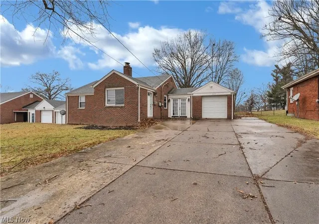 Photo 3 of Single family home for sale at 627 Poland Ave, Struthers, OH 44471 | MLS# 5243006 | Listing updated on 2026-09-08