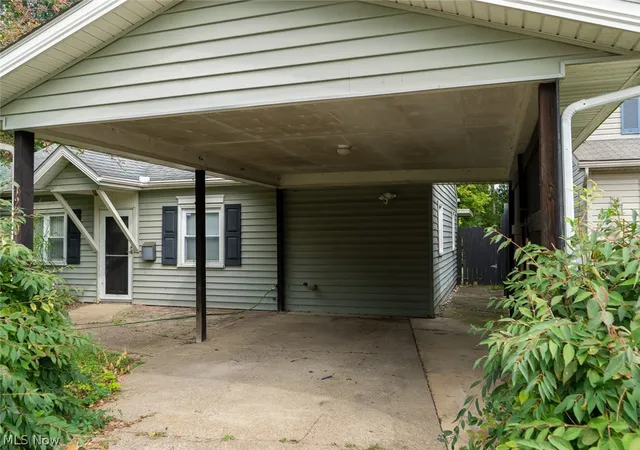 Photo 2 of Single family home for sale at 1270 Concord St Nw, Massillon, OH 44646 | MLS# 5240570 | Listing updated on 2026-09-19