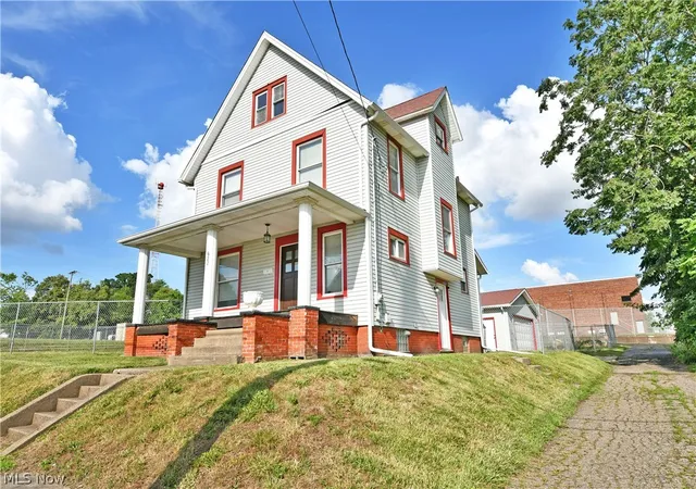 Photo 3 of Single family home for sale at 622 High Ave Sw, Canton, OH 44707 | MLS# 5243103 | Listing updated on 2026-09-30