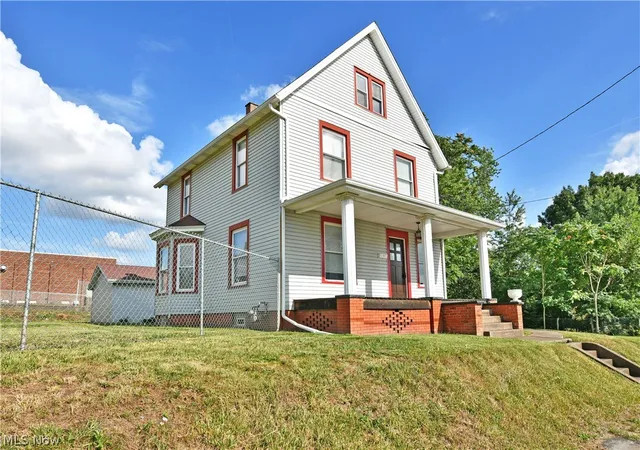 Photo 3 of Single family home for sale at 622 High Ave SW, Canton, OH 44707 | MLS# 5243103 | Listing updated on 2026-09-30