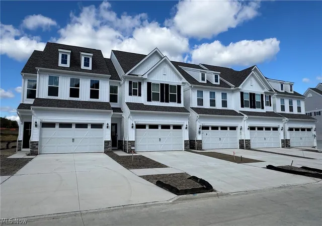 Photo 2 of Townhouse for sale at 940 2 Memory Ln, Aurora, OH 44202 | MLS# 5243216 | Listing updated on 2026-10-05