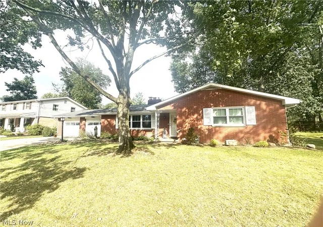 Photo 2 of Single family home for sale at 750 Bittersweet Dr Ne, Massillon, OH 44646 | MLS# 5243046 | Listing updated on 2026-09-08