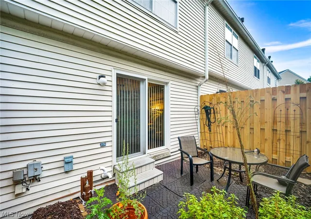 Listing Photo 2 - Condo for sale in building located at 4226 River Ridge Dr, Cleveland, OH 44109 - Unit #