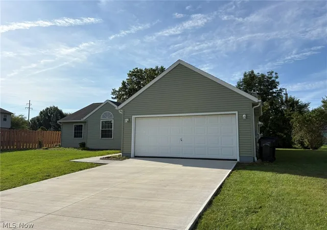 Photo 2 of Single family home for sale at 459 Hampton Dr, Elyria, OH 44035 | MLS# 5243232 | Listing updated on 2026-09-09