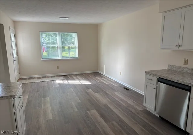 Photo 3 of Single family home for sale at 459 Hampton Dr, Elyria, OH 44035 | MLS# 5243232 | Listing updated on 2026-09-09